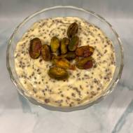 Mus mango-chia z pistacjami. Delikatny, z nutką egzotycznej słodyczy.