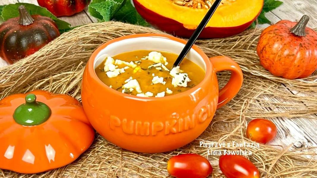 Zupa dyniowa z pieczonymi warzywami i fetą