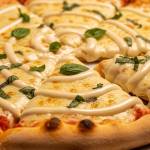 Sos śmietanowy do pizzy zamiast pomidorowego – kontrowersyjny trend, który musisz sprawdzić