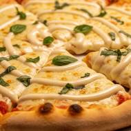 Sos śmietanowy do pizzy zamiast pomidorowego – kontrowersyjny trend, który musisz sprawdzić