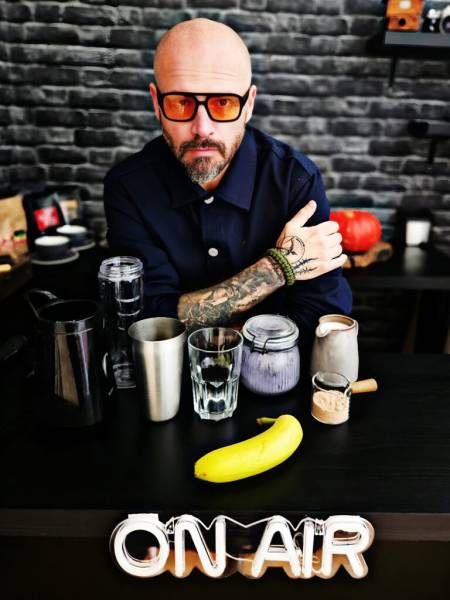 Proteinowy shake z bananem i blue matchą