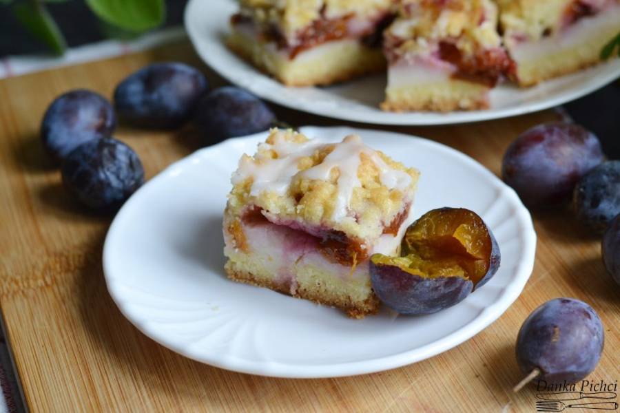 Ciasto ze śliwkami i budyniem
