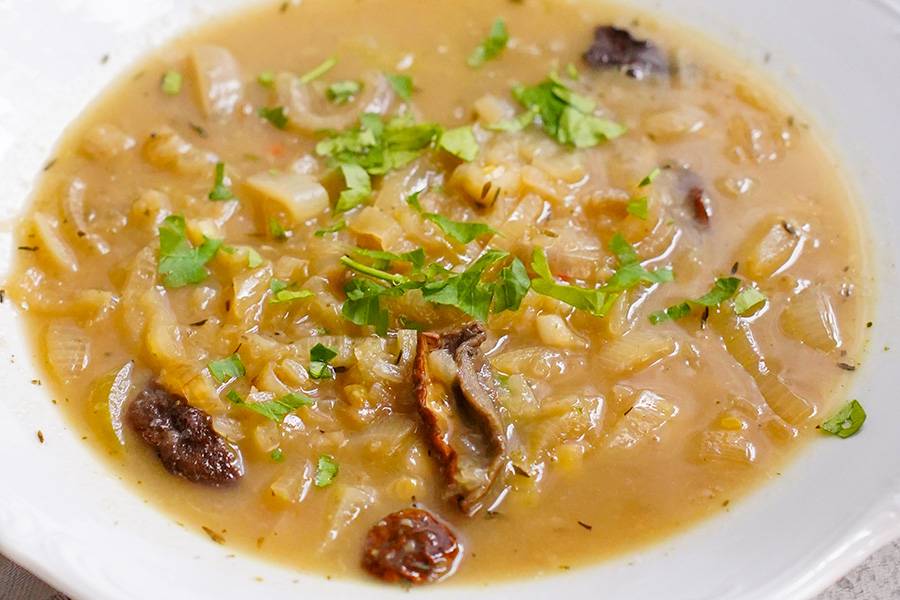 Zupa cebulowa z suszonymi grzybami