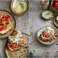 Grzanki pomidorowo-paprykowe z parmezanem