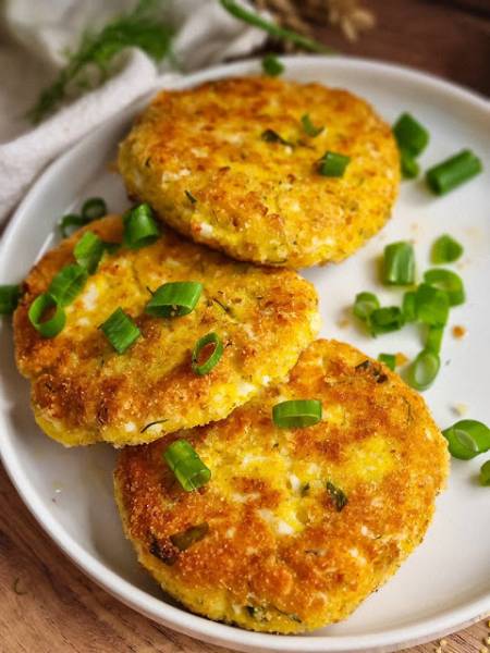 KOTLETY JAJECZNE Z ZIELONYM GROSZKIEM