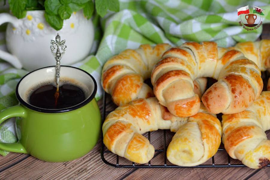 DROŻDŻOWE ROGALIKI Z KREMEM CZEKOLADOWYM