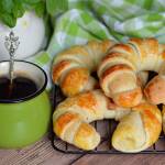 DROŻDŻOWE ROGALIKI Z KREMEM CZEKOLADOWYM