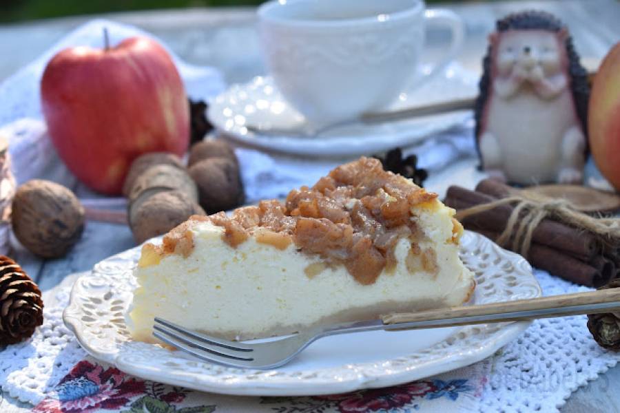 Sernik z prażonymi jabłkami i cynamonem