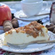 Sernik z prażonymi jabłkami i cynamonem