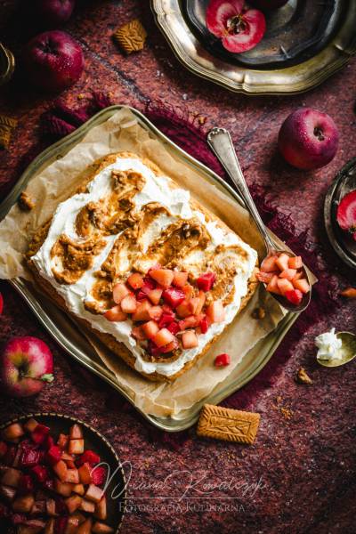 Korzenne ciasto jabłkowe z kremem ciasteczkowym i karmelizowanymi jabłkami