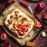 Korzenne ciasto jabłkowe z kremem ciasteczkowym i karmelizowanymi jabłkami