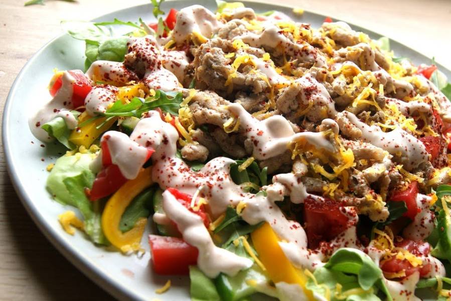 Sałatka z mięsem mielonym lub krewetkami