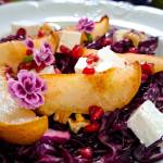 Surówka z czerwonej kapusty z karmelizowaną gruszką,chrupiącymi orzechami, słodkim granatem oraz słoną fetą.
