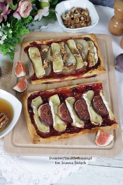 ciasto francuskie z figą, gruszką i camembertem