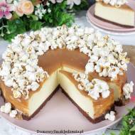 sernik z solonym karmelem i popcornem