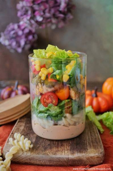 Sałatka gyros warstwowa z makaronem