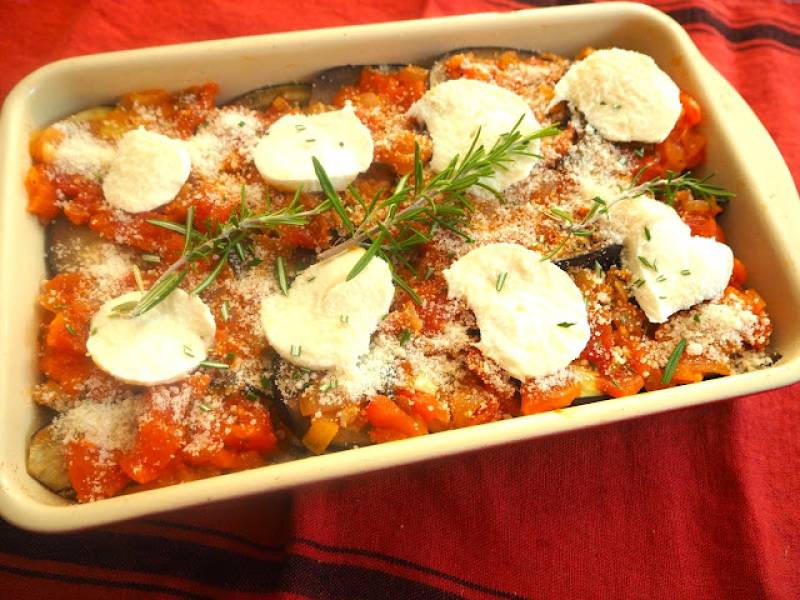 ZAPIEKANKA Z BAKŁAŻANÓW I POMIDORÓW