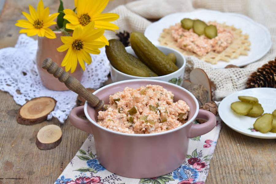 Pasta z łososia, sera białego i ogórka kiszonego