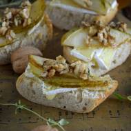 Chrupiące grzanki z gruszką i serem brie