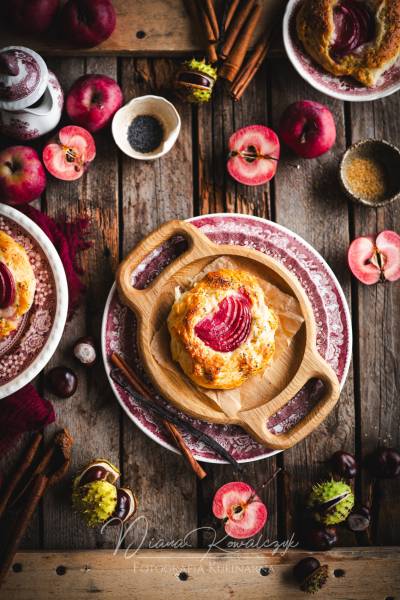 Mleczne drożdżówki z cynamonowym budyniem i jabłkami