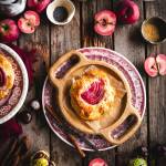 Mleczne drożdżówki z cynamonowym budyniem i jabłkami