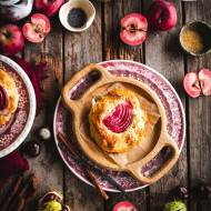 Mleczne drożdżówki z cynamonowym budyniem i jabłkami