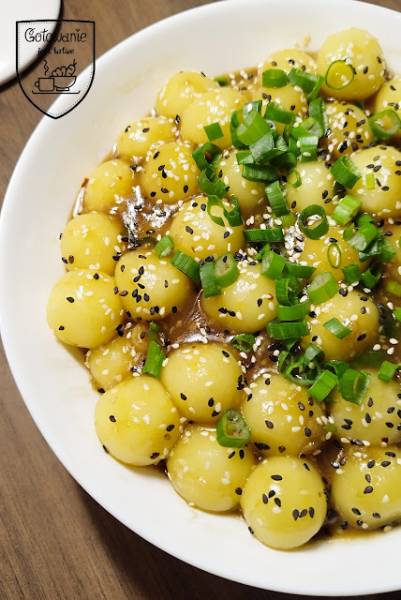 Kluchy ziemniaczane w pikantnym sosie