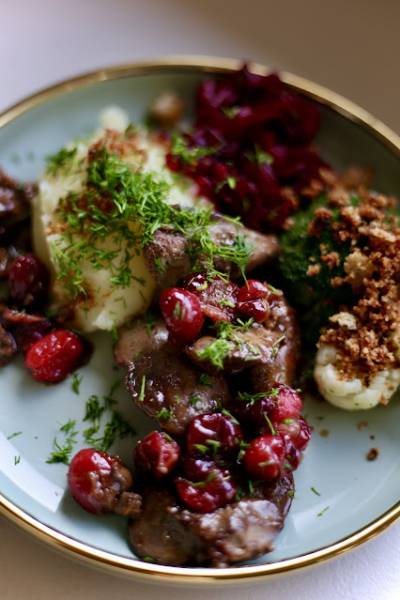 Duszona wątróbka w sosie żurawinowym