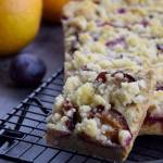 Kruche ciasto ze śliwkami i pomarańczową kruszonką