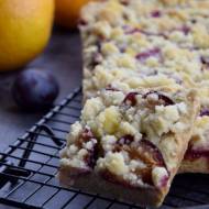 Kruche ciasto ze śliwkami i pomarańczową kruszonką