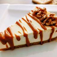 Sernik z kajmakiem – najlepszy przepis na kremowy, delikatny sernik z błyszczącym kajmakiem