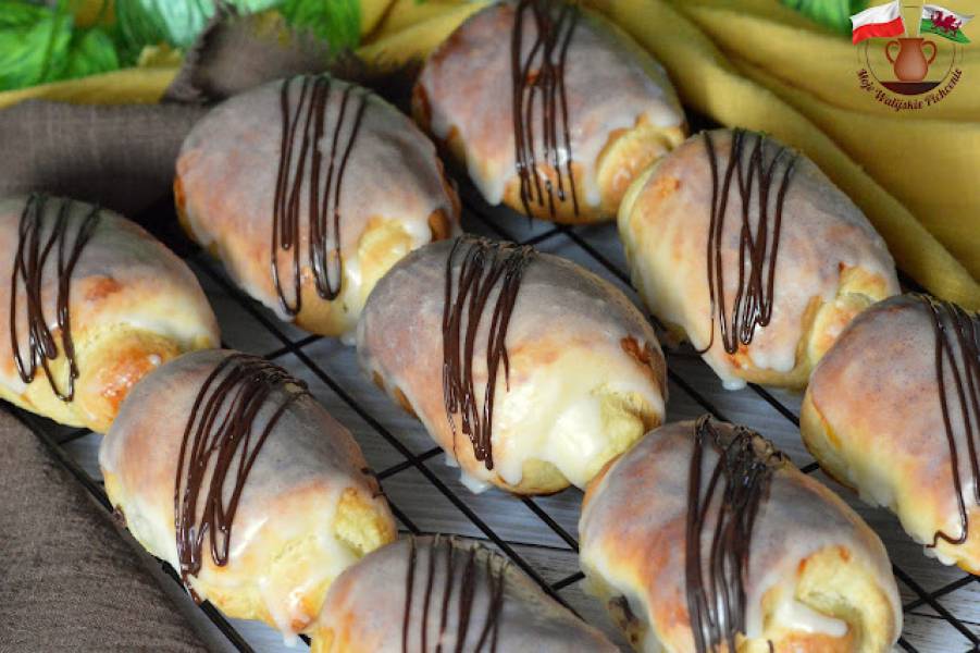 DROŻDŻÓWE PUCHATE BUŁECZKI. TYM RAZEM Z BUDYNIEM I MIGDAŁAMI.