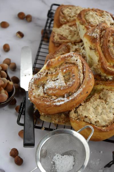Drożdżowe ślimaczki z orzechami laskowymi