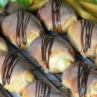 DROŻDŻÓWE PUCHATE BUŁECZKI. TYM RAZEM Z BUDYNIEM I MIGDAŁAMI.