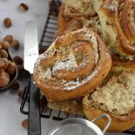 Drożdżowe ślimaczki z orzechami laskowymi