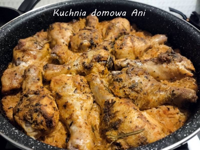 Pałki z kurczaka pieczone na kiszonej kapuście