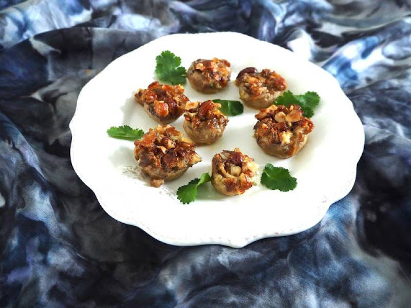 PIECZARKI FASZEROWANE GORGONZOLĄ I ORZESZKAMI LASKOWYMI