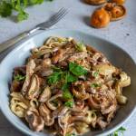 Rydze w sosie z mascarpone z makaronem