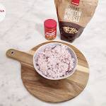 Proteinowe musli czekoladowe z kremem orzechowym, orzeszkami ziemnymi, nasionami słonecznika, jabłkiem i skyrem jagodowym