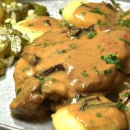 Sztuka mięsa w sosie z suszonych grzybów