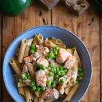 Makaron z łososiem i zielonym groszkiem