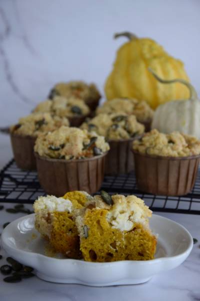 Dyniowe muffinki z serowym nadzieniem i kruszonką