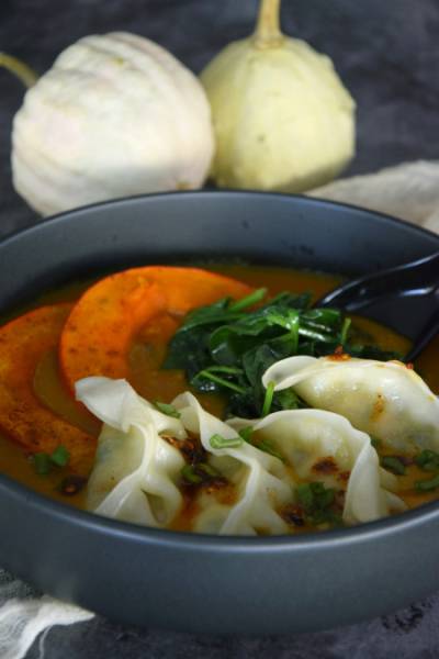 Dyniowa zupa miso z pierożkami gyoza