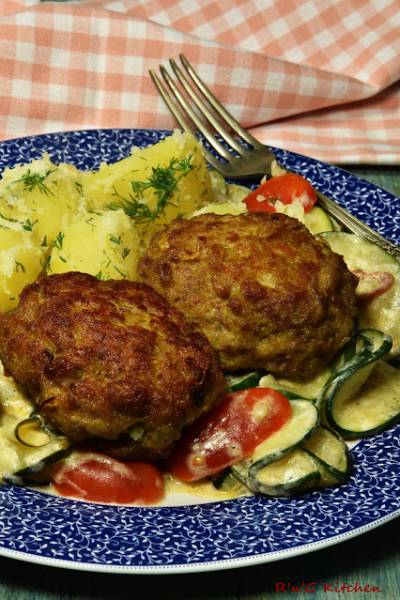 Kotlety z duszoną cukinią i ziemniakami