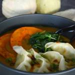 Dyniowa zupa miso z pierożkami gyoza