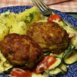 Kotlety z duszoną cukinią i ziemniakami