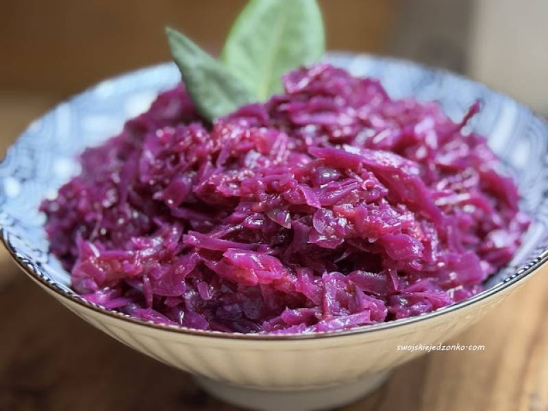 Czerwona kapusta zasmażana z jabłkiem i żurawiną