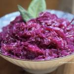 Czerwona kapusta zasmażana z jabłkiem i żurawiną