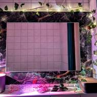 Lustro ze szklaną ramą z motywem czarnego marmuru – recenzja