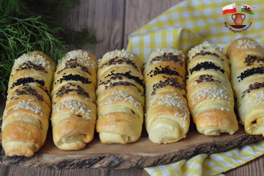 KRUCHO-DROŻDŻOWE ZAWIJASY Z KAPUSTĄ KISZONĄ I MIĘSEM MIELONYM